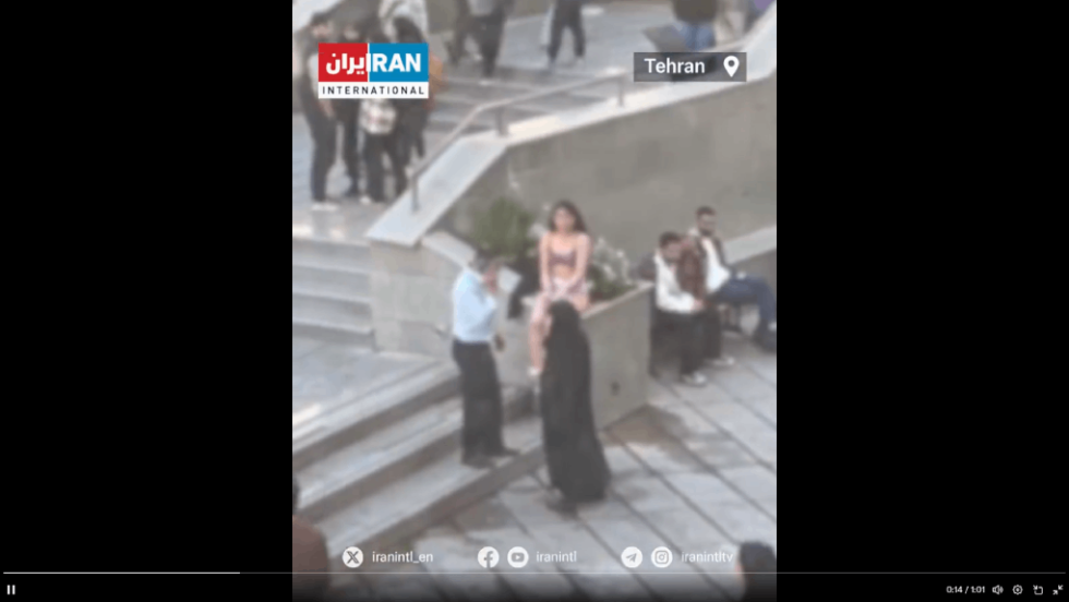 Ιρανή φοιτήτρια διαμαρτύρεται αφού πολιτοφύλακες της έσκισαν μαντίλα και ρούχα